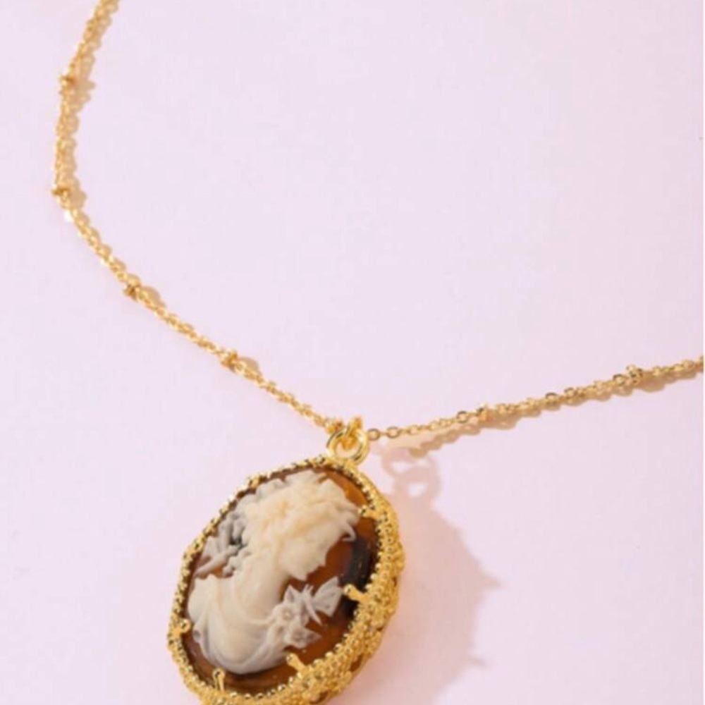 WHITE STATEMENT NECKLACE - Picture 7 of 12